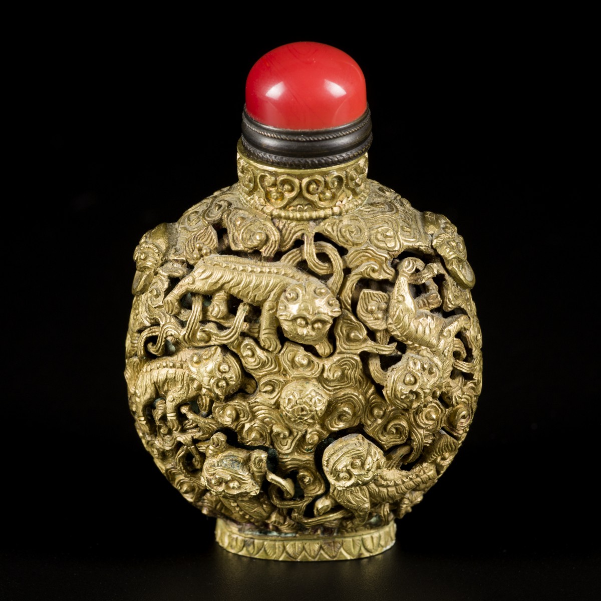 Een bronzen snuff bottle met beweegbaar Qiling decor, China, 19e eeuw.