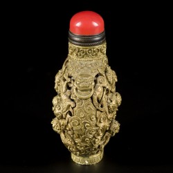 Een bronzen snuff bottle met beweegbaar Qiling decor, China, 19e eeuw.
