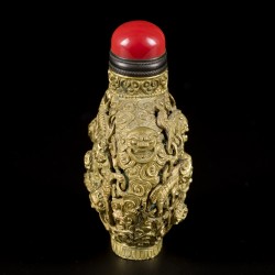 Een bronzen snuff bottle met beweegbaar Qiling decor, China, 19e eeuw.