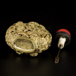 Een bronzen snuff bottle met beweegbaar Qiling decor, China, 19e eeuw.