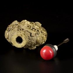 Een bronzen snuff bottle met beweegbaar Qiling decor, China, 19e eeuw.