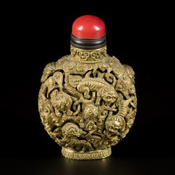 Een bronzen snuff bottle met beweegbaar Qiling decor, China, 19e eeuw.