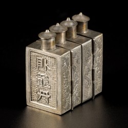 Een lot van (2) Tibetaans zilveren snuff bottles met bloemdecor en karakters, China, 19e eeuw.
