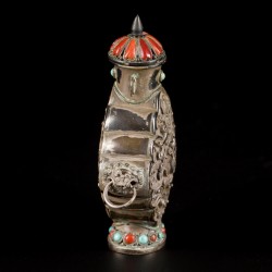 Een lot van (2) Tibetaans zilveren snuff bottles met bloemdecor en karakters, China, 19e eeuw.