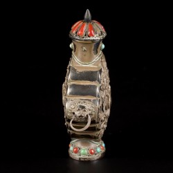 Een lot van (2) Tibetaans zilveren snuff bottles met bloemdecor en karakters, China, 19e eeuw.