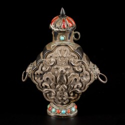 Een lot van (2) Tibetaans zilveren snuff bottles met bloemdecor en karakters, China, 19e eeuw.