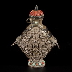 Een lot van (2) Tibetaans zilveren snuff bottles met bloemdecor en karakters, China, 19e eeuw.