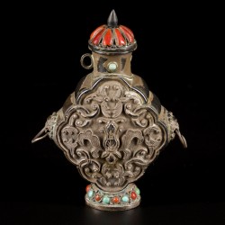 Een lot van (2) Tibetaans zilveren snuff bottles met bloemdecor en karakters, China, 19e eeuw.
