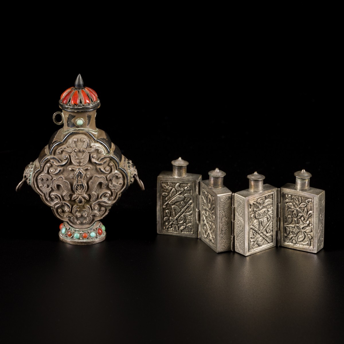 Een lot van (2) Tibetaans zilveren snuff bottles met bloemdecor en karakters, China, 19e eeuw.