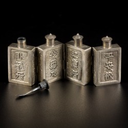 Een lot van (2) Tibetaans zilveren snuff bottles met bloemdecor en karakters, China, 19e eeuw.