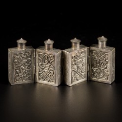 Een lot van (2) Tibetaans zilveren snuff bottles met bloemdecor en karakters, China, 19e eeuw.