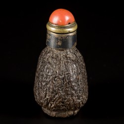 Een noten snuff bottle, bolvorm, China, 19e eeuw.