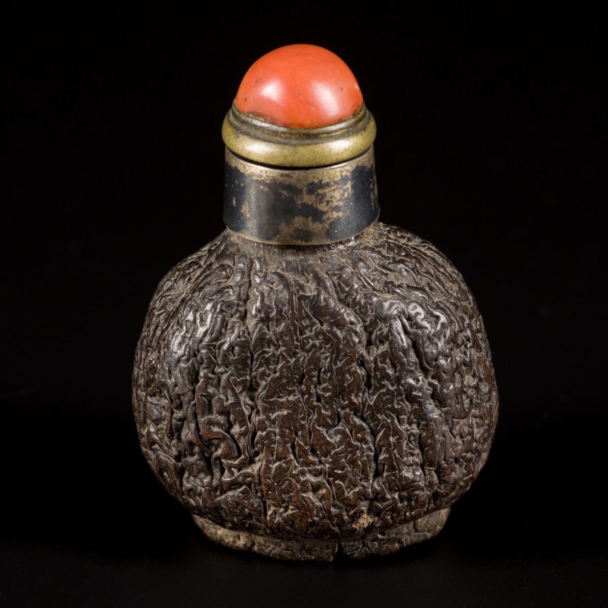 Een noten snuff bottle, bolvorm, China, 19e eeuw.