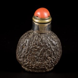 Een noten snuff bottle, bolvorm, China, 19e eeuw.