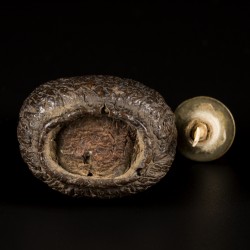 Een noten snuff bottle, bolvorm, China, 19e eeuw.