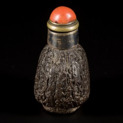Een noten snuff bottle, bolvorm, China, 19e eeuw.