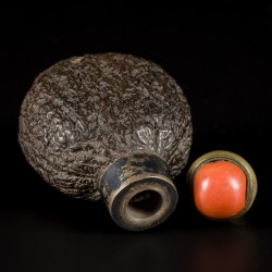 Een noten snuff bottle, bolvorm, China, 19e eeuw.