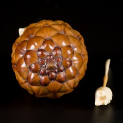 Een dennenappel snuff bottle bezet met been, China, circa 1900.