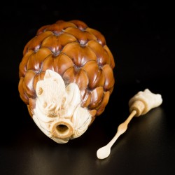 Een dennenappel snuff bottle bezet met been, China, circa 1900.