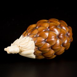 Een dennenappel snuff bottle bezet met been, China, circa 1900.