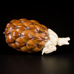 Een dennenappel snuff bottle bezet met been, China, circa 1900.