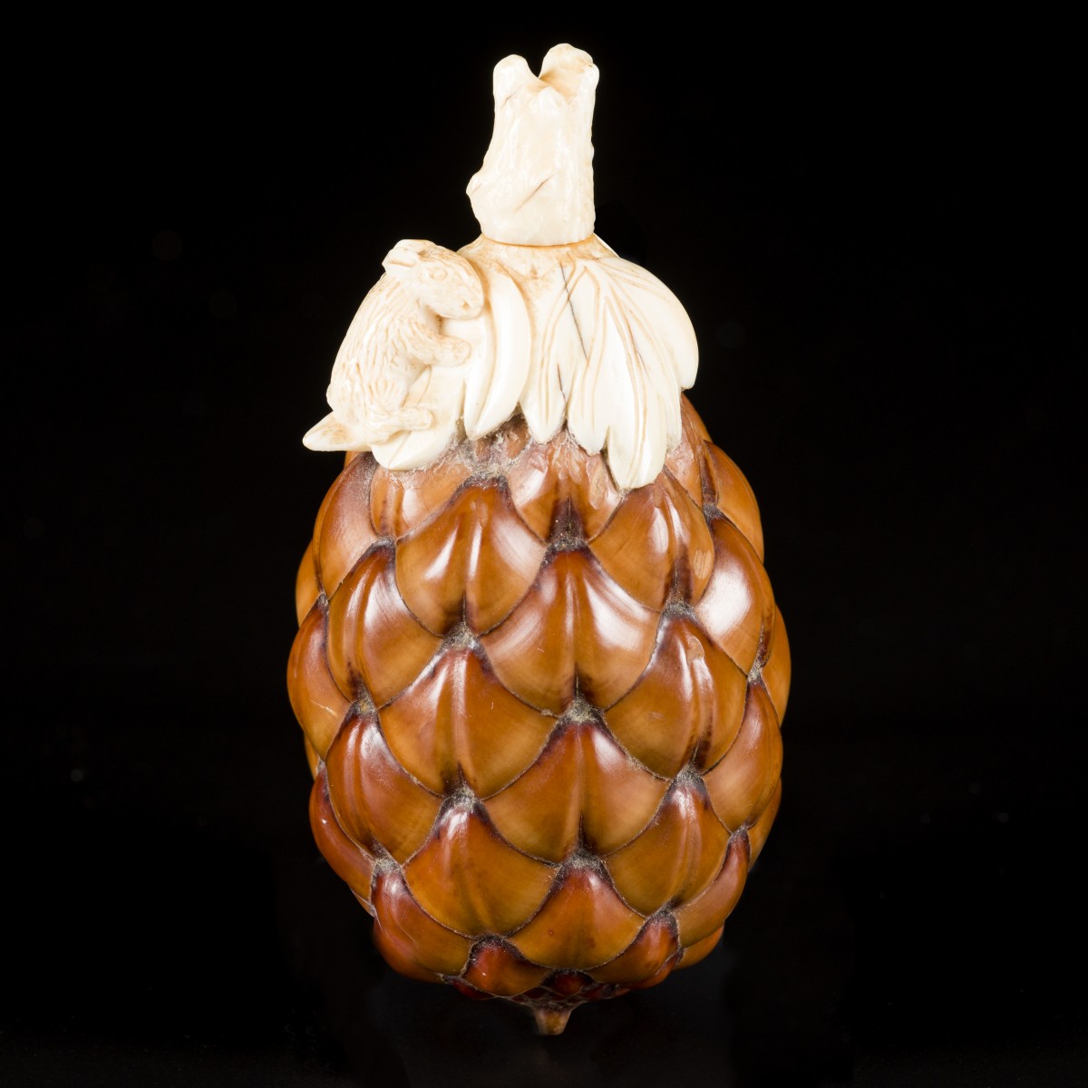 Een dennenappel snuff bottle bezet met been, China, circa 1900.