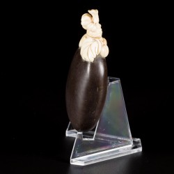 Een noten snuff bottle bezet met been, China, 19e eeuw.