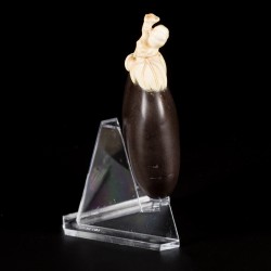 Een noten snuff bottle bezet met been, China, 19e eeuw.