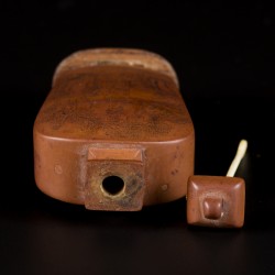 Een houten snuff bottle met landschapsdecor, China, 19e eeuw.