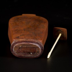 Een houten snuff bottle met landschapsdecor, China, 19e eeuw.