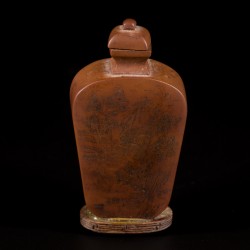 Een houten snuff bottle met landschapsdecor, China, 19e eeuw.