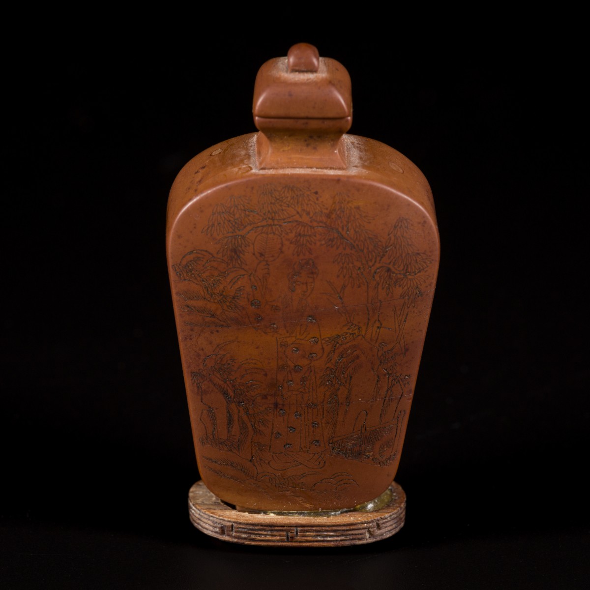 Een houten snuff bottle met landschapsdecor, China, 19e eeuw.