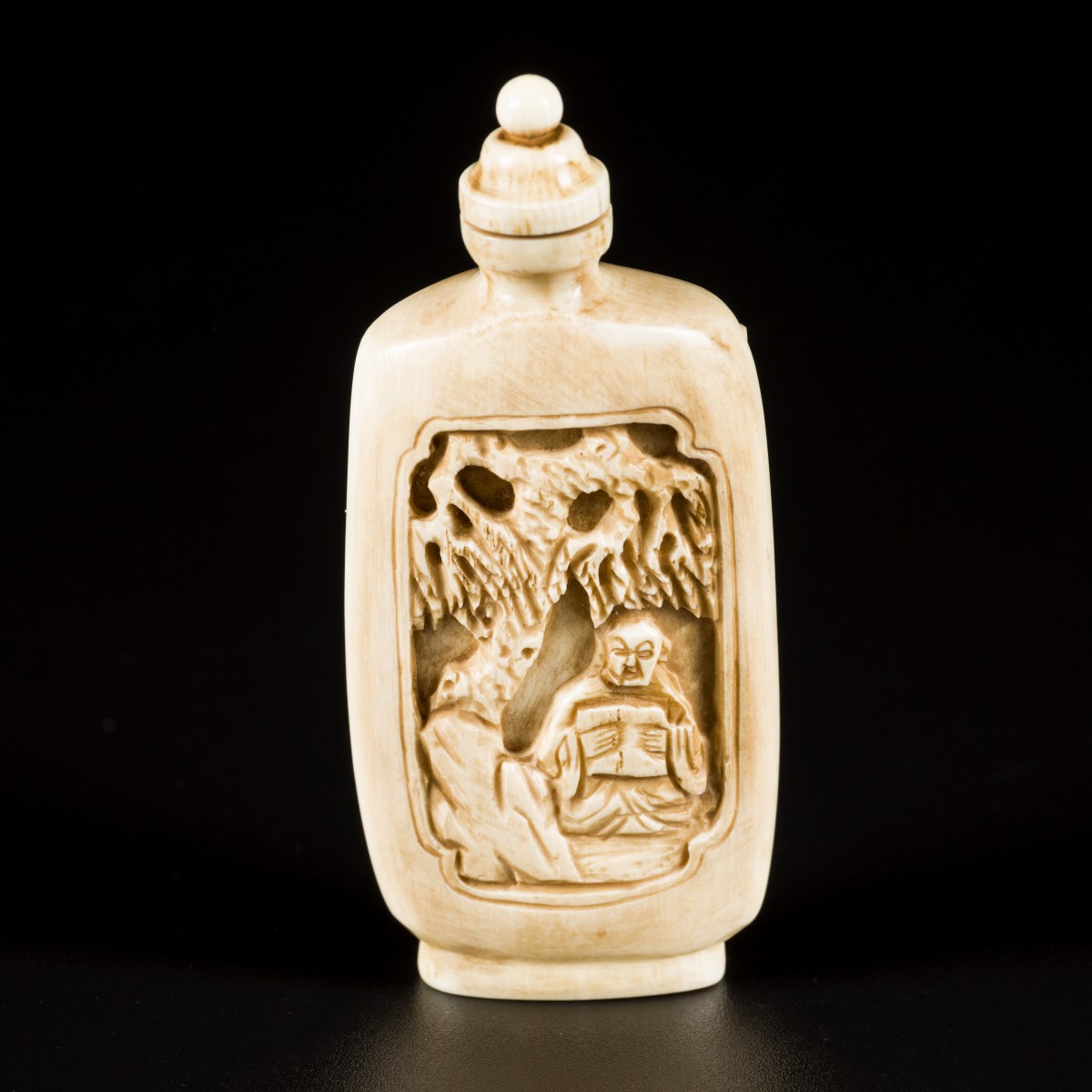 Een ivoren snuff bottle gedecoreerd met figuren, China, 19e eeuw.