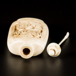 Een ivoren snuff bottle gedecoreerd met figuren, China, 19e eeuw.