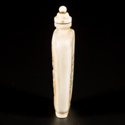 Een ivoren snuff bottle gedecoreerd met figuren, China, 19e eeuw.