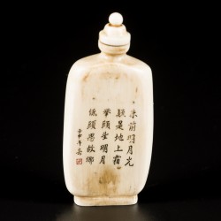 Een ivoren snuff bottle gedecoreerd met figuren, China, 19e eeuw.