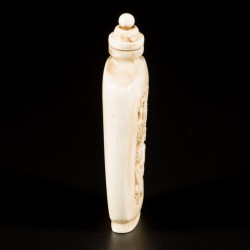 Een ivoren snuff bottle gedecoreerd met figuren, China, 19e eeuw.