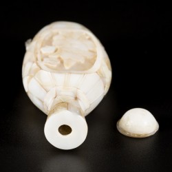 Een parelmoer snuff bottle met bloemdecor, China, 19e eeuw.
