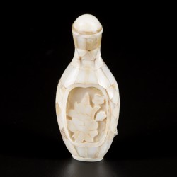 Een parelmoer snuff bottle met bloemdecor, China, 19e eeuw.