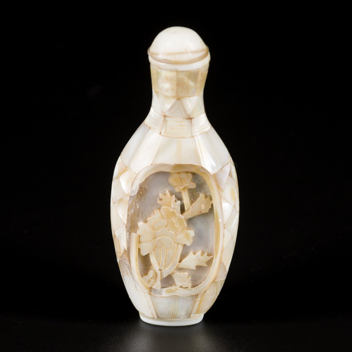 Een parelmoer snuff bottle met bloemdecor, China, 19e eeuw.