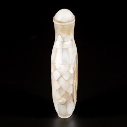 Een parelmoer snuff bottle met bloemdecor, China, 19e eeuw.