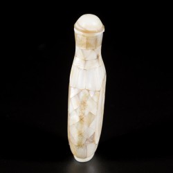 Een parelmoer snuff bottle met bloemdecor, China, 19e eeuw.