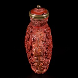 Een lakwerk snuff bottle met bloemendecor en ruyi, China, 19e eeuw.