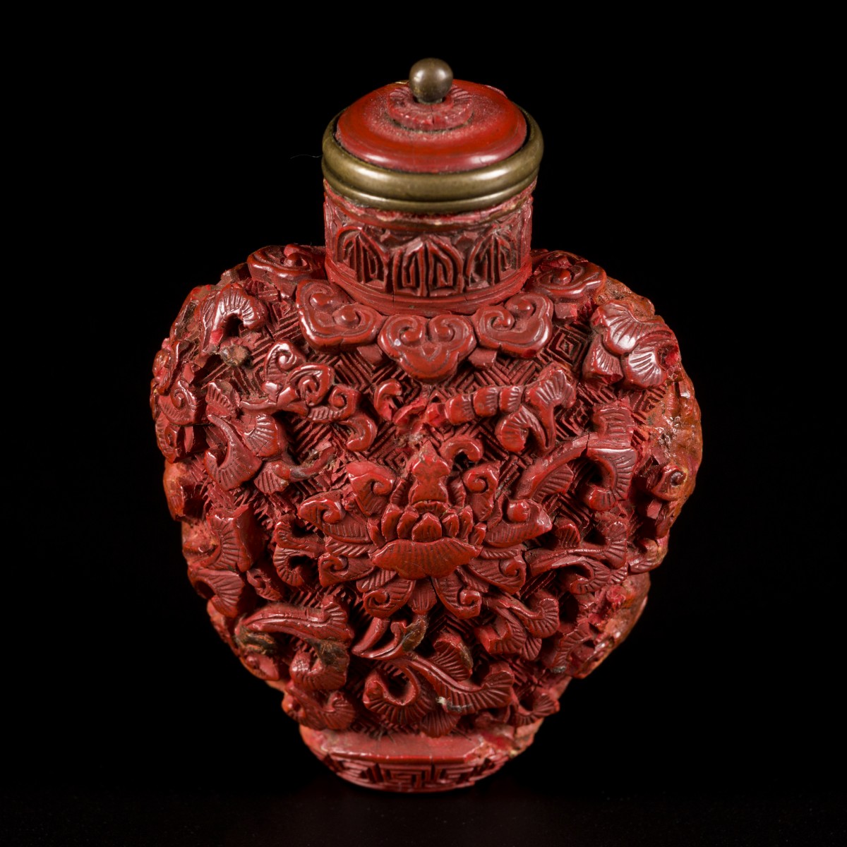 Een lakwerk snuff bottle met bloemendecor en ruyi, China, 19e eeuw.