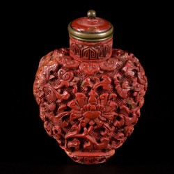 Een lakwerk snuff bottle met bloemendecor en ruyi, China, 19e eeuw.