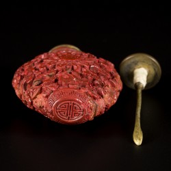 Een lakwerk snuff bottle met bloemendecor en ruyi, China, 19e eeuw.