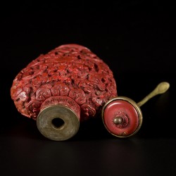 Een lakwerk snuff bottle met bloemendecor en ruyi, China, 19e eeuw.