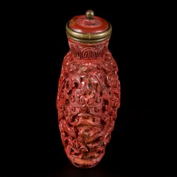 Een lakwerk snuff bottle met bloemendecor en ruyi, China, 19e eeuw.
