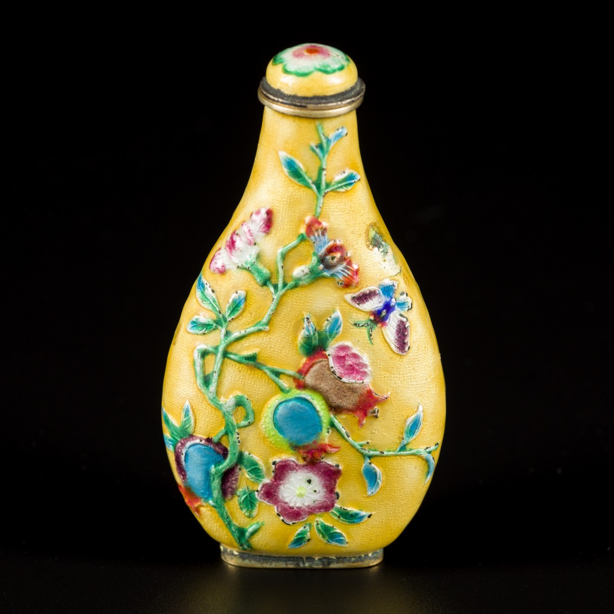 Een emaille snuff bottle gedecoreerd met bloemen en vogels, China, 19e eeuw.