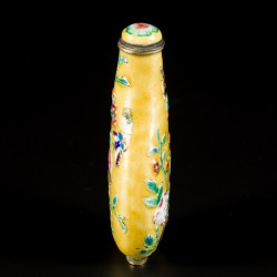 Een emaille snuff bottle gedecoreerd met bloemen en vogels, China, 19e eeuw.